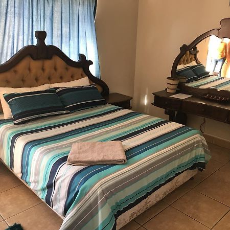 African Sky Guesthouse Уиндхоек Екстериор снимка